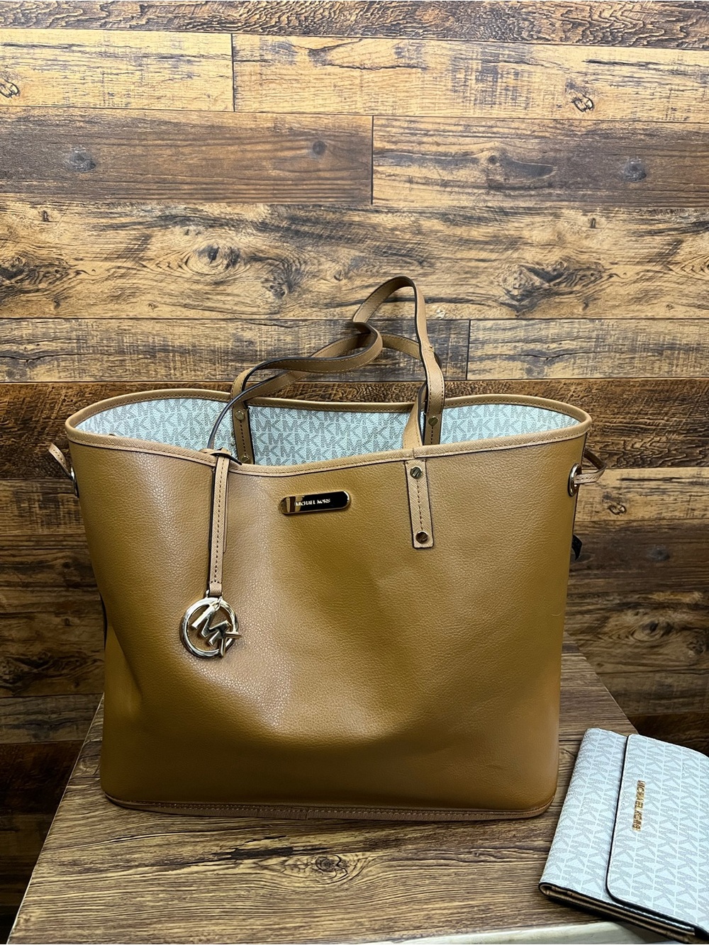 Michael Kors ✨ Michael Kors Jet Set Travel Large Drawstring Tote & Wallet - Picture 3 of 5